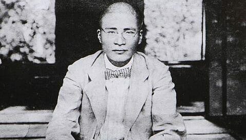 韓国ファッションの優雅さをイメージした、スーツを着た男性の白黒写真。