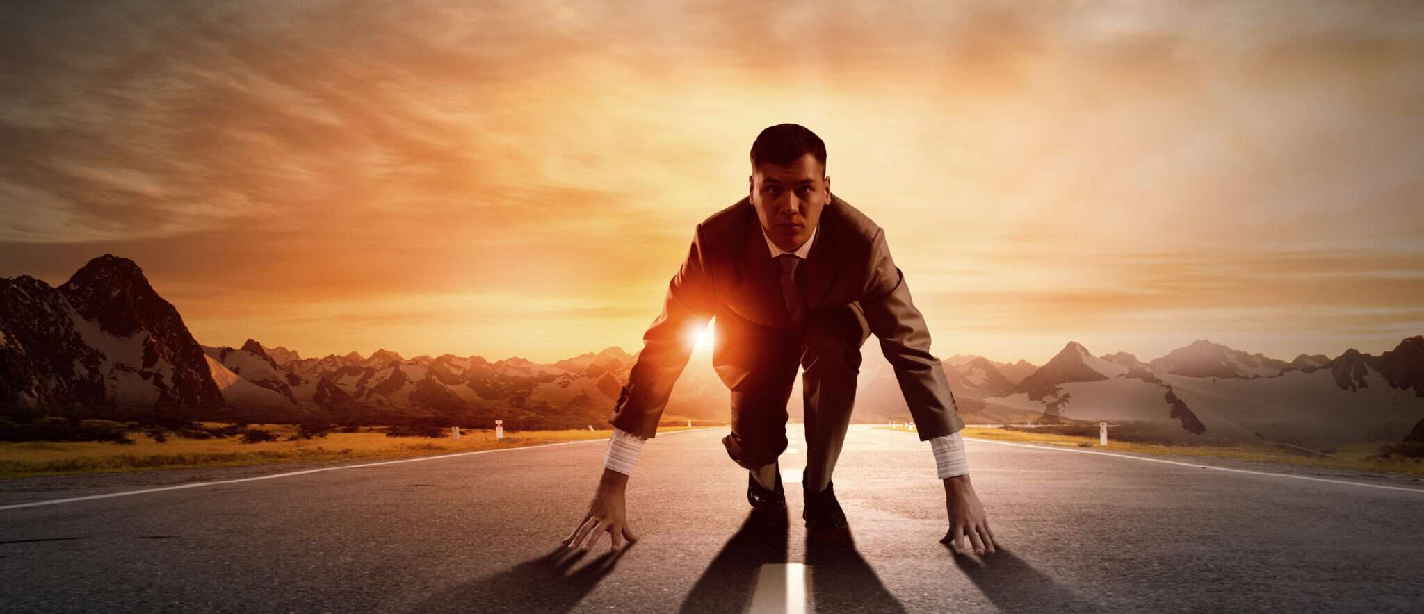 韓国の日没時に道路に立つビジネスマン。