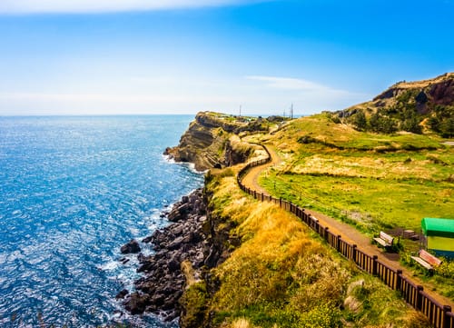海を望む韓国とくつろぎのベンチ。 海を望む韓国とくつろぎのベンチ。