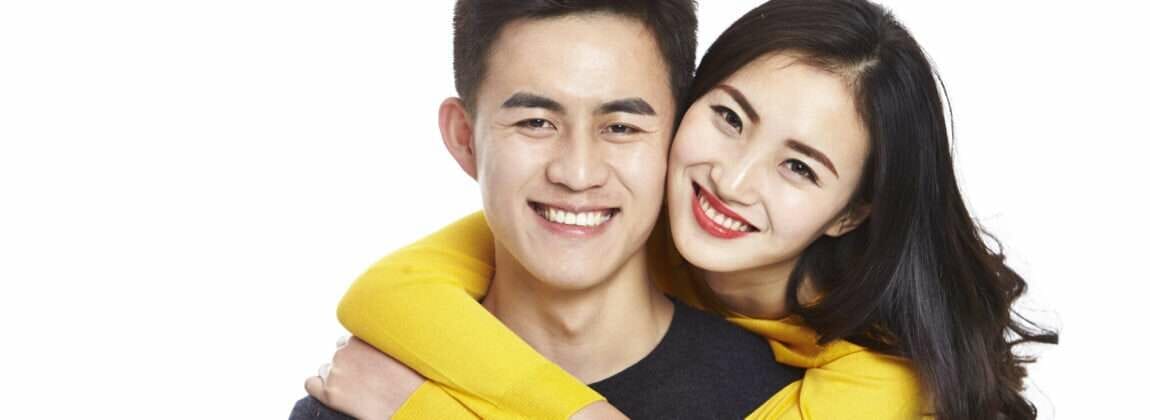 韓国の白い背景に抱き合う男性と女性。 韓国の白い背景に抱き合う男性と女性。