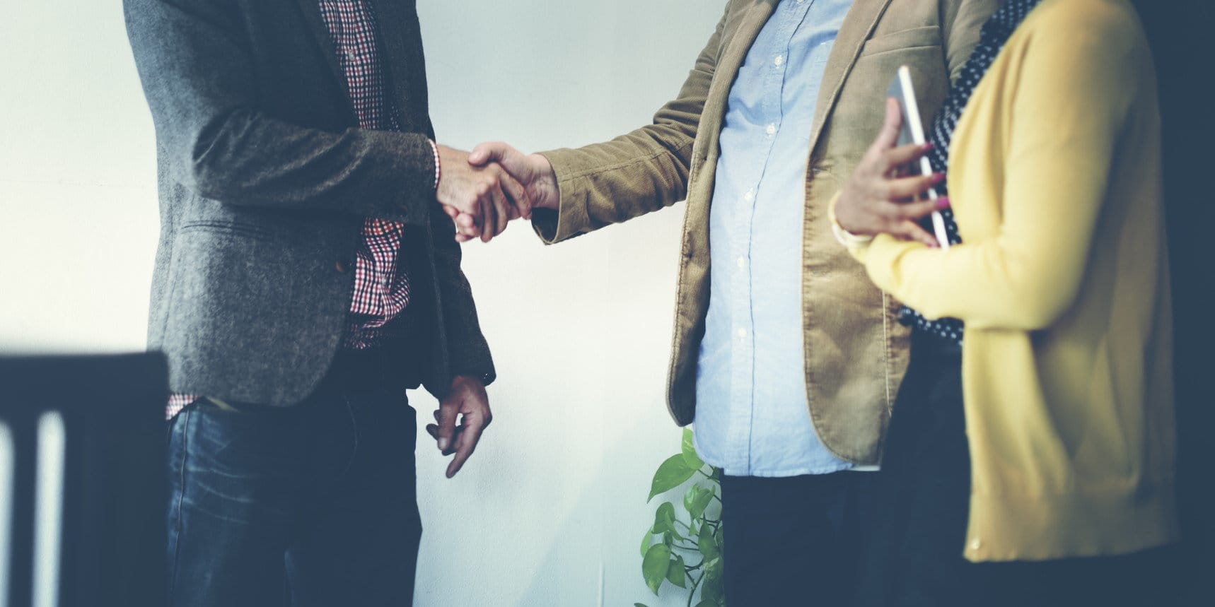 韓国のオフィスで握手する人々のグループ。 韓国のオフィスで握手する人々のグループ。