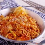 韓国の麺料理で、卵と野菜を使った料理。 auto-F9sUyl