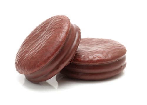 韓国風のパッケージの白い背景に 2 つのチョコレート オレオ。 韓国風のパッケージの白い背景に 2 つのチョコレート オレオ。