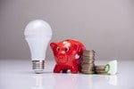 韓国の白い背景に貯金箱と電球。 韓国の白い背景に貯金箱と電球。