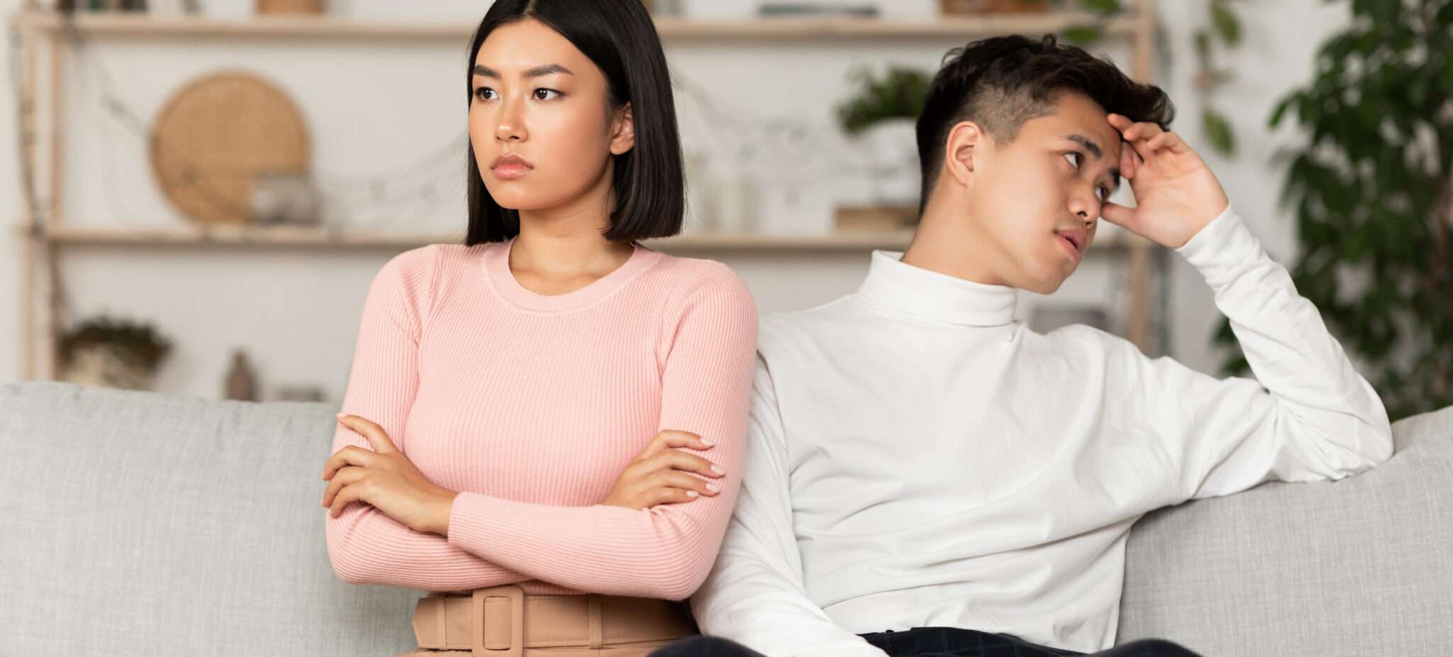 韓国でソファに座って見つめ合う男性と女性。