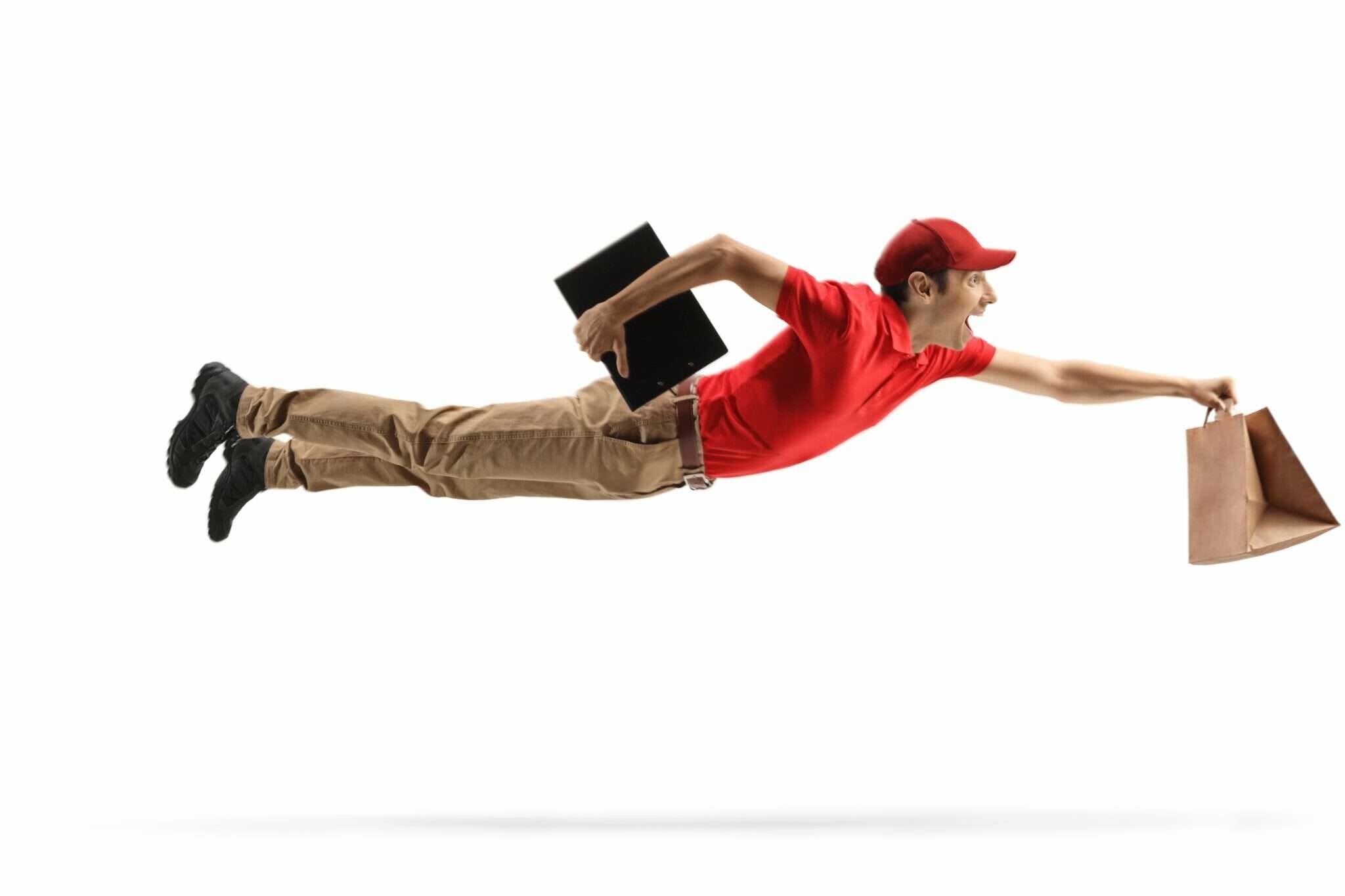 韓国でラップトップを持って飛行する赤いシャツを着た男性。