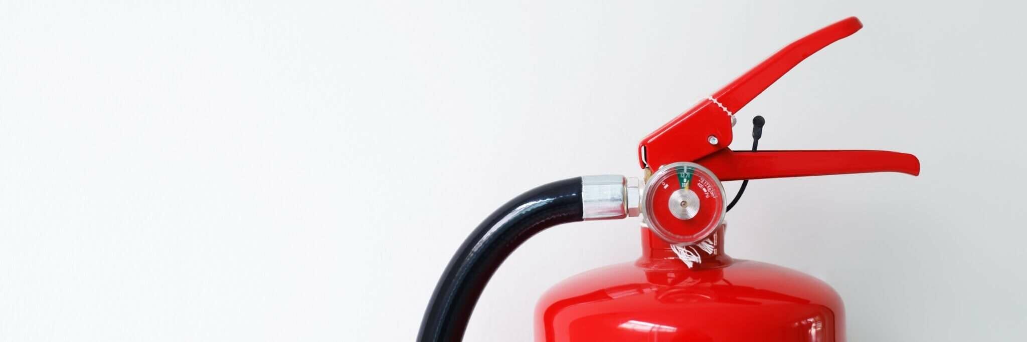 韓国の白い背景に赤い消火器。
