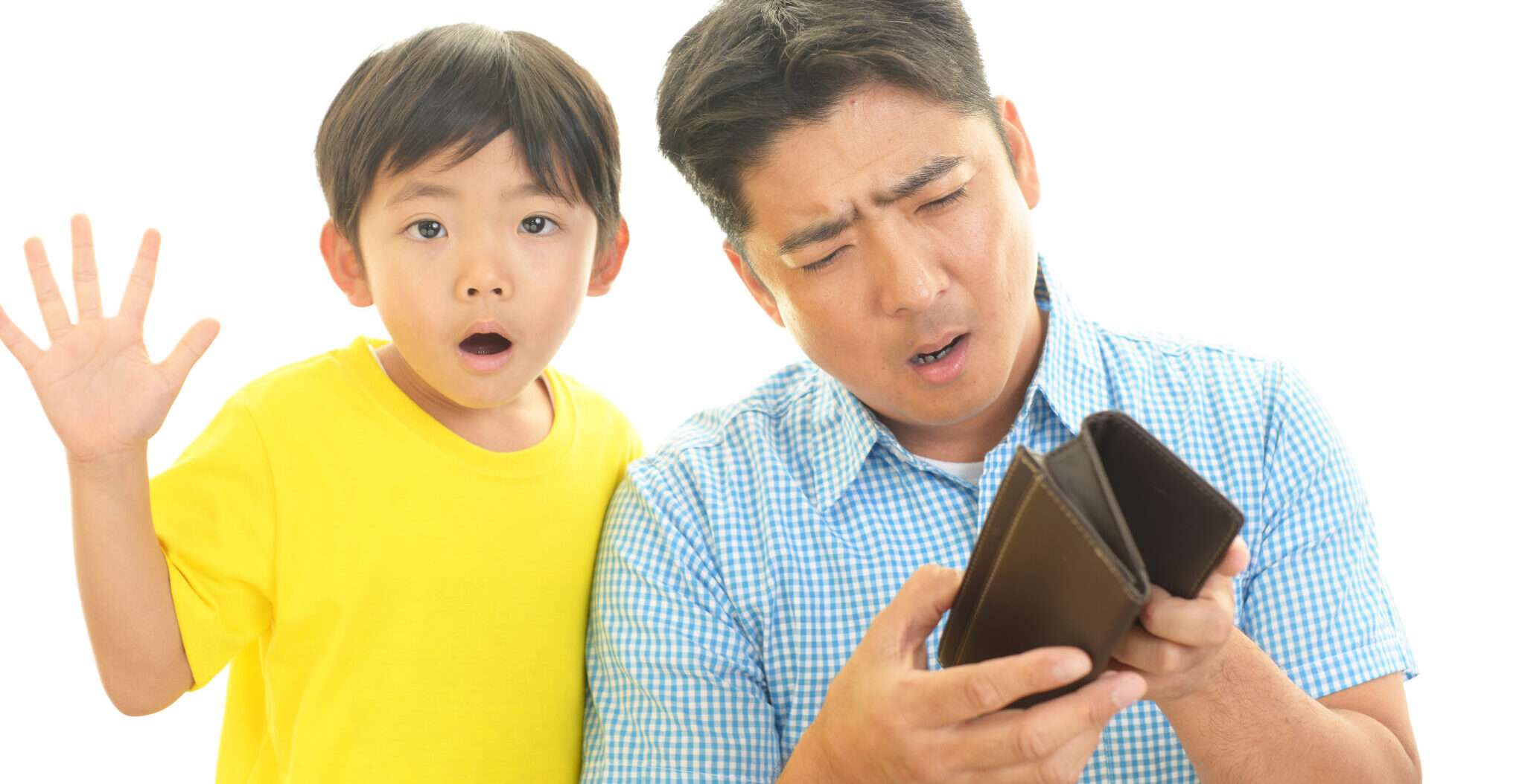 携帯電話を見ている韓国の男性と少年。