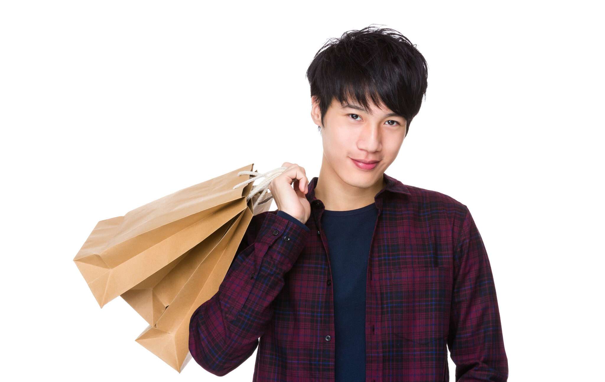 買い物袋を持った韓国から来たアジア系の若い男性。