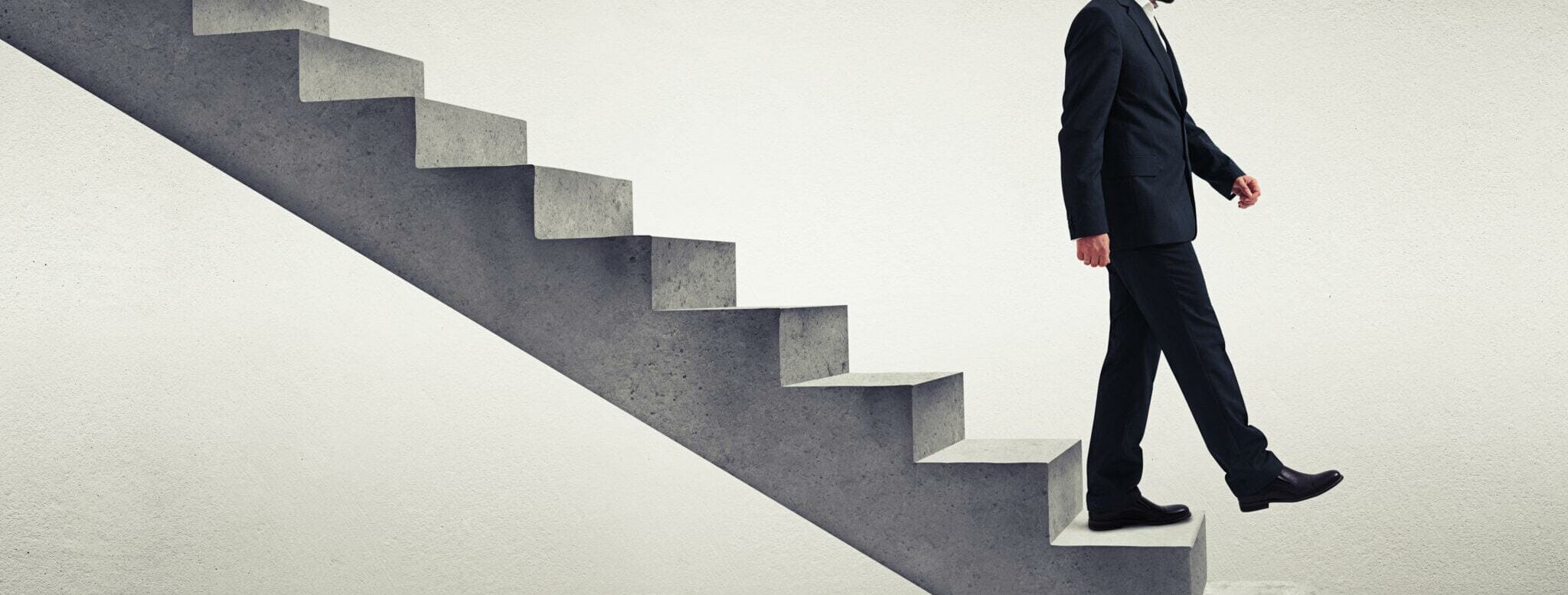 韓国で階段を上る男性。