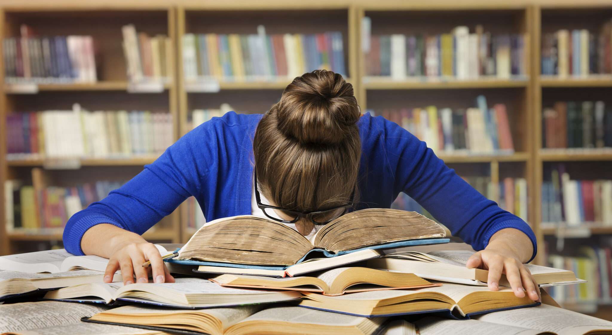 女性が韓国の図書館で本を読んでいます。