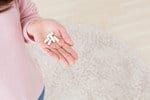 韓国の女性が手に錠剤を持っています。 薬のカプセル