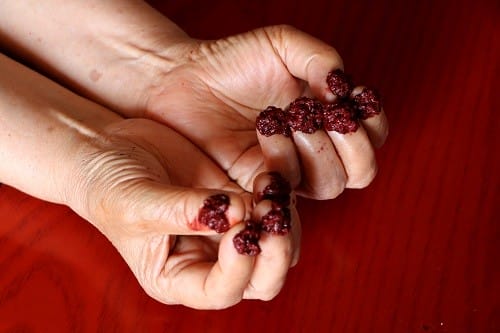 韓国のベリーで飾られた女性の手。