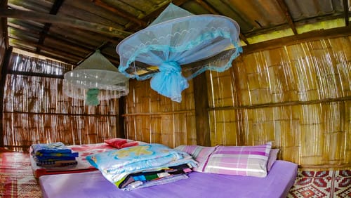 韓国のベッド、枕、毛布のある部屋。 韓国のベッド、枕、毛布のある部屋。