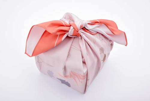 韓国のピンクのギフト ボックスにピンクのリボンが付いています。