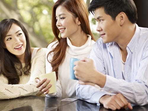 韓国人の友人のグループがテーブルに座ってコーヒーを飲んでいます。 韓国人の友人のグループがテーブルに座ってコーヒーを飲んでいます。