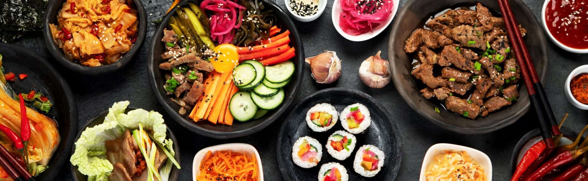 テーブルに並ぶさまざまな韓国料理。 テーブルに並ぶさまざまな韓国料理。