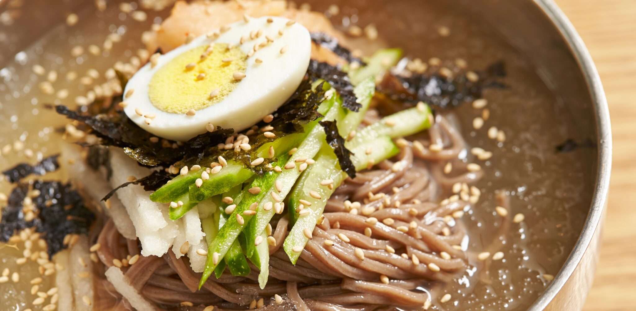 卵とアスパラガスが入った韓国麺の丼。 卵とアスパラガスが入った韓国麺の丼。