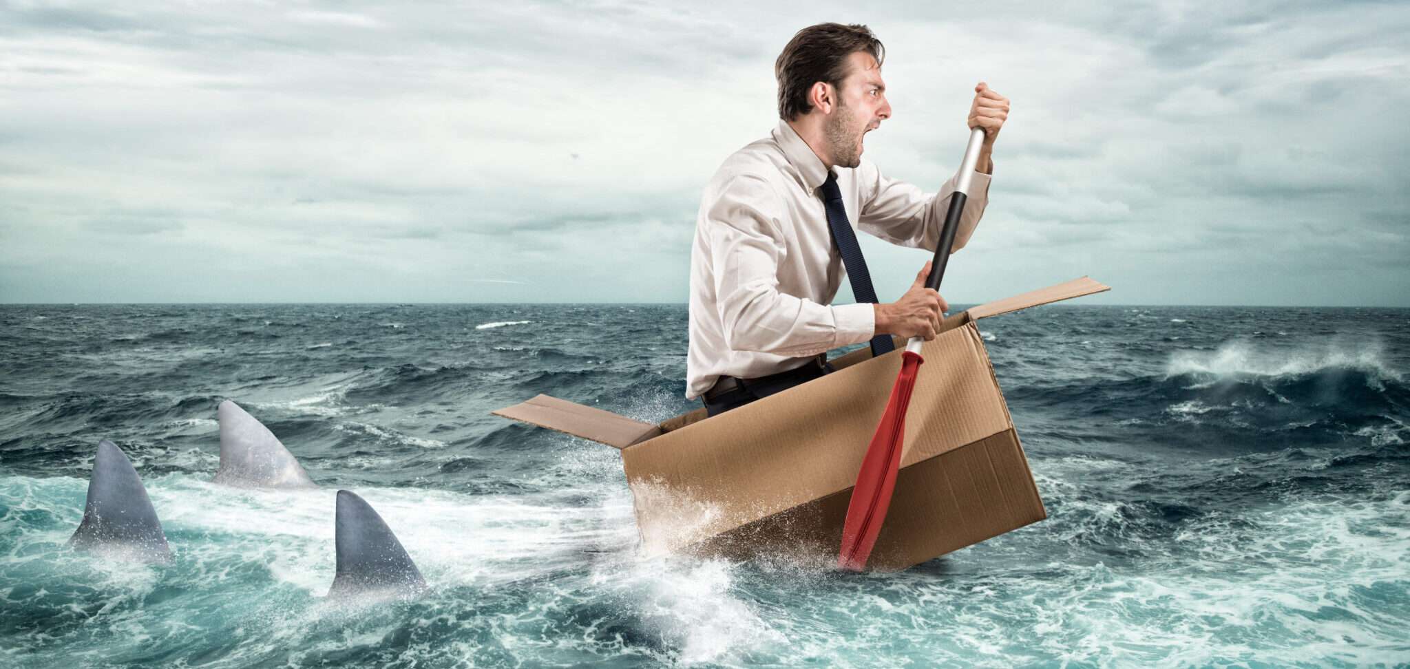 海でボートに乗っているビジネスマン。 海でボートに乗っているビジネスマン。