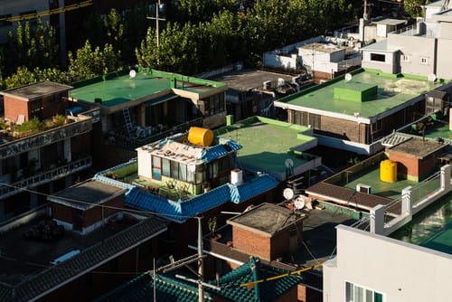 韓国の建物の緑の屋根。