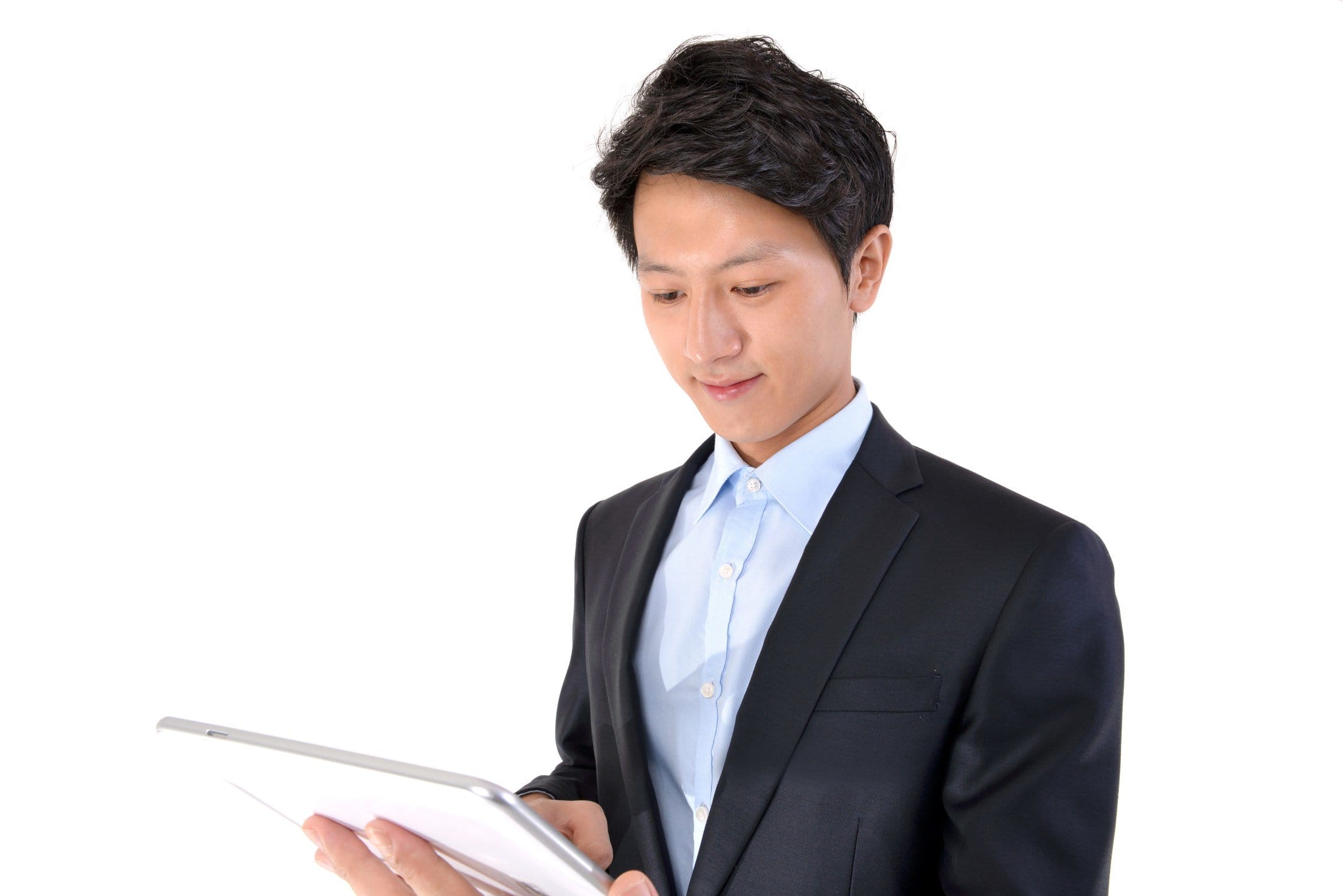 韓国人のスーツを着た男性がタブレット コンピューターを使用しています。