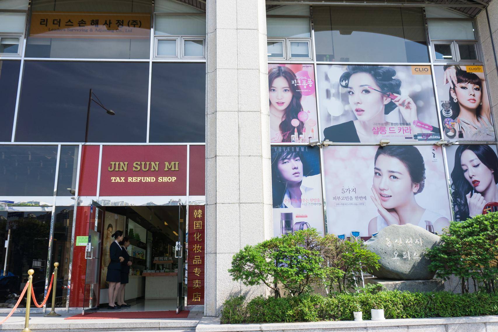 韓国の建物の外に女性が立っています。