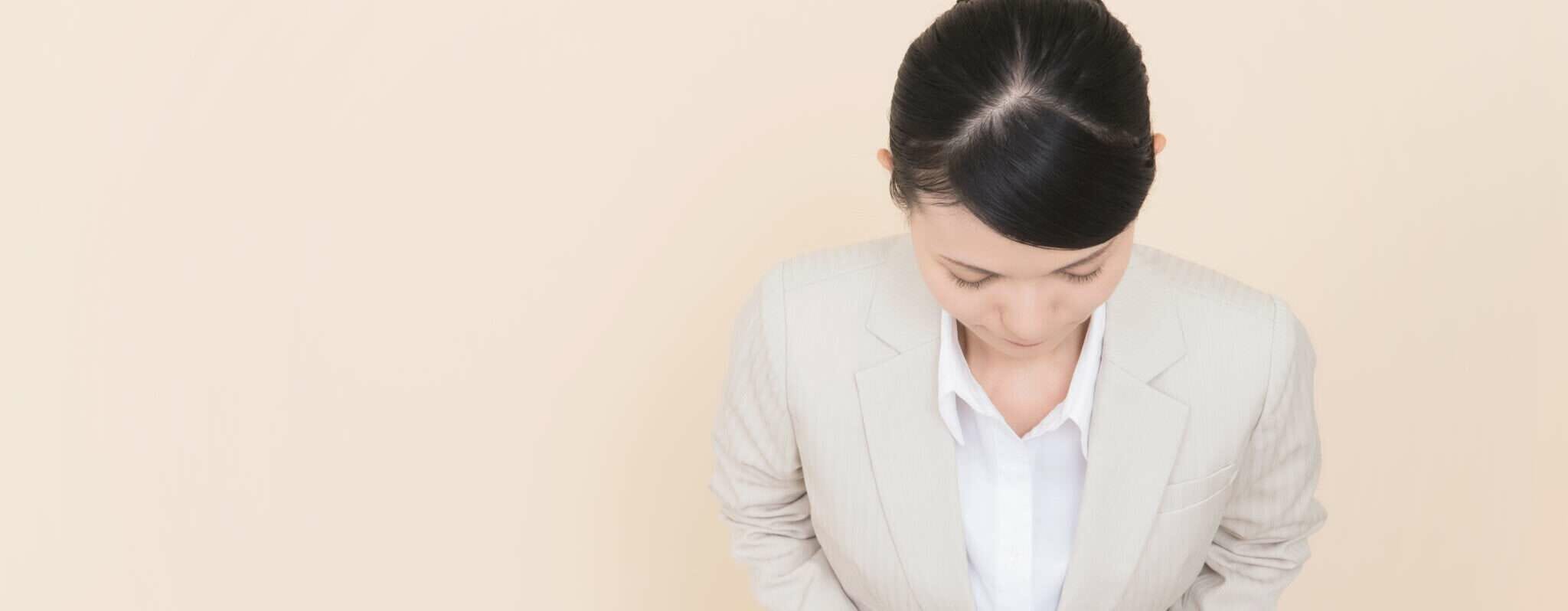 韓国を訪れているビジネススーツを着た女性が携帯電話を見ている。