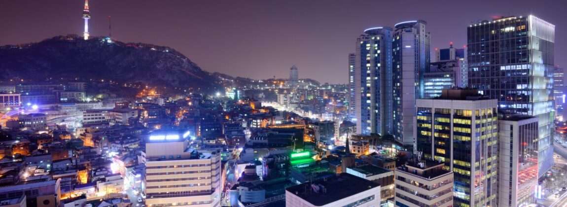 韓国の夜の首都市、山が背景にあるソウル市。