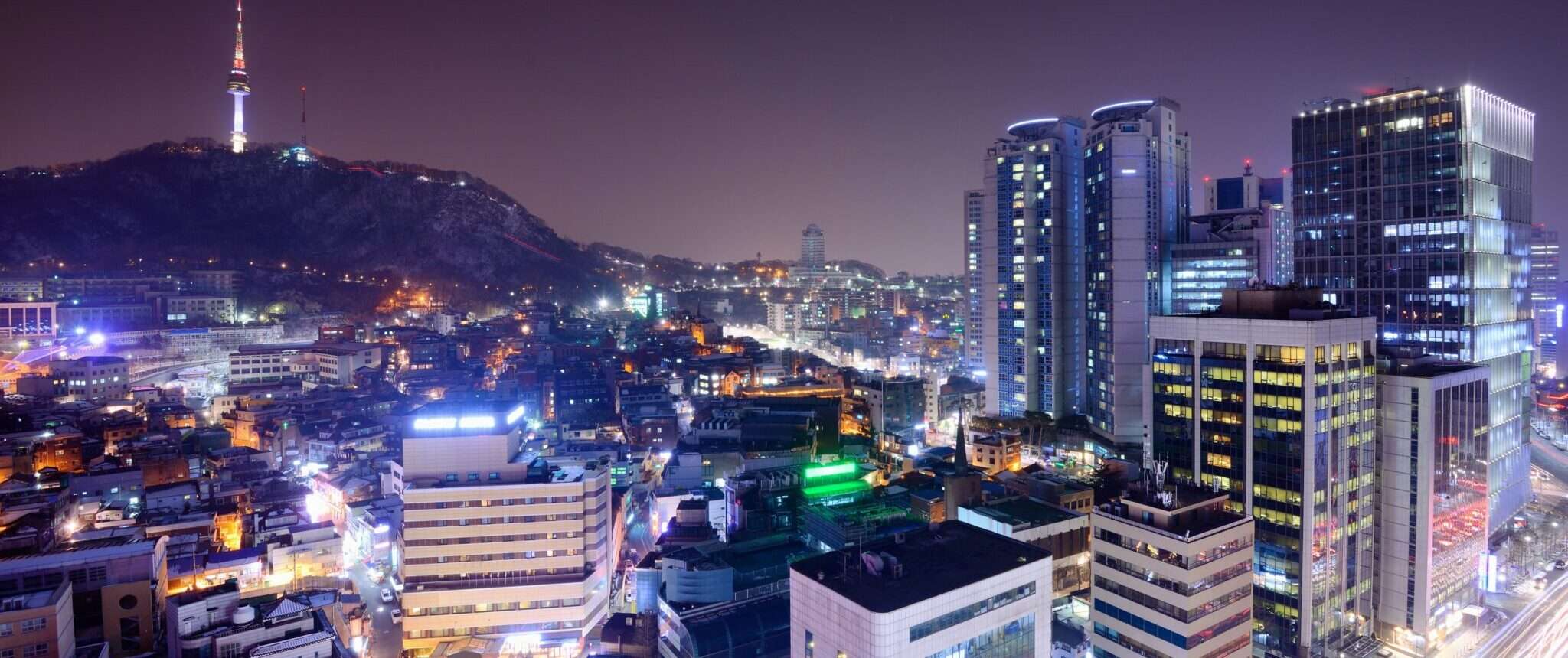 韓国の夜の首都市、山が背景にあるソウル市。