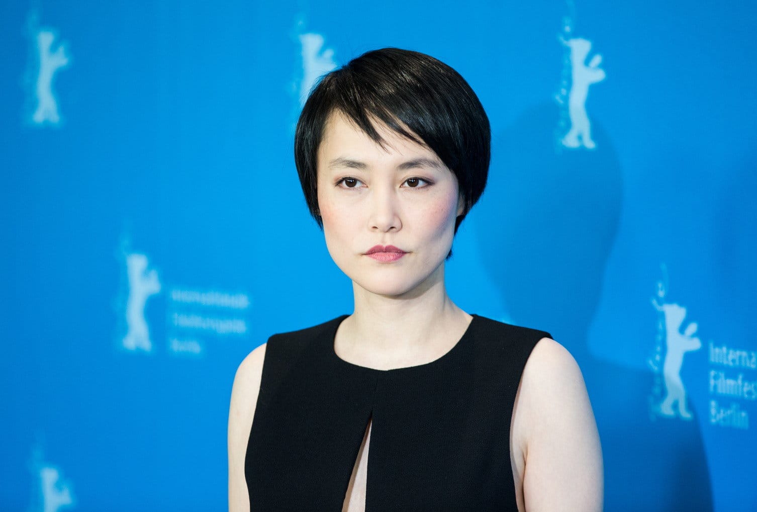 韓国で撮影された写真のためにポーズをとる黒いドレスを着た女性。 韓国で撮影された写真のためにポーズをとる黒いドレスを着た女性。