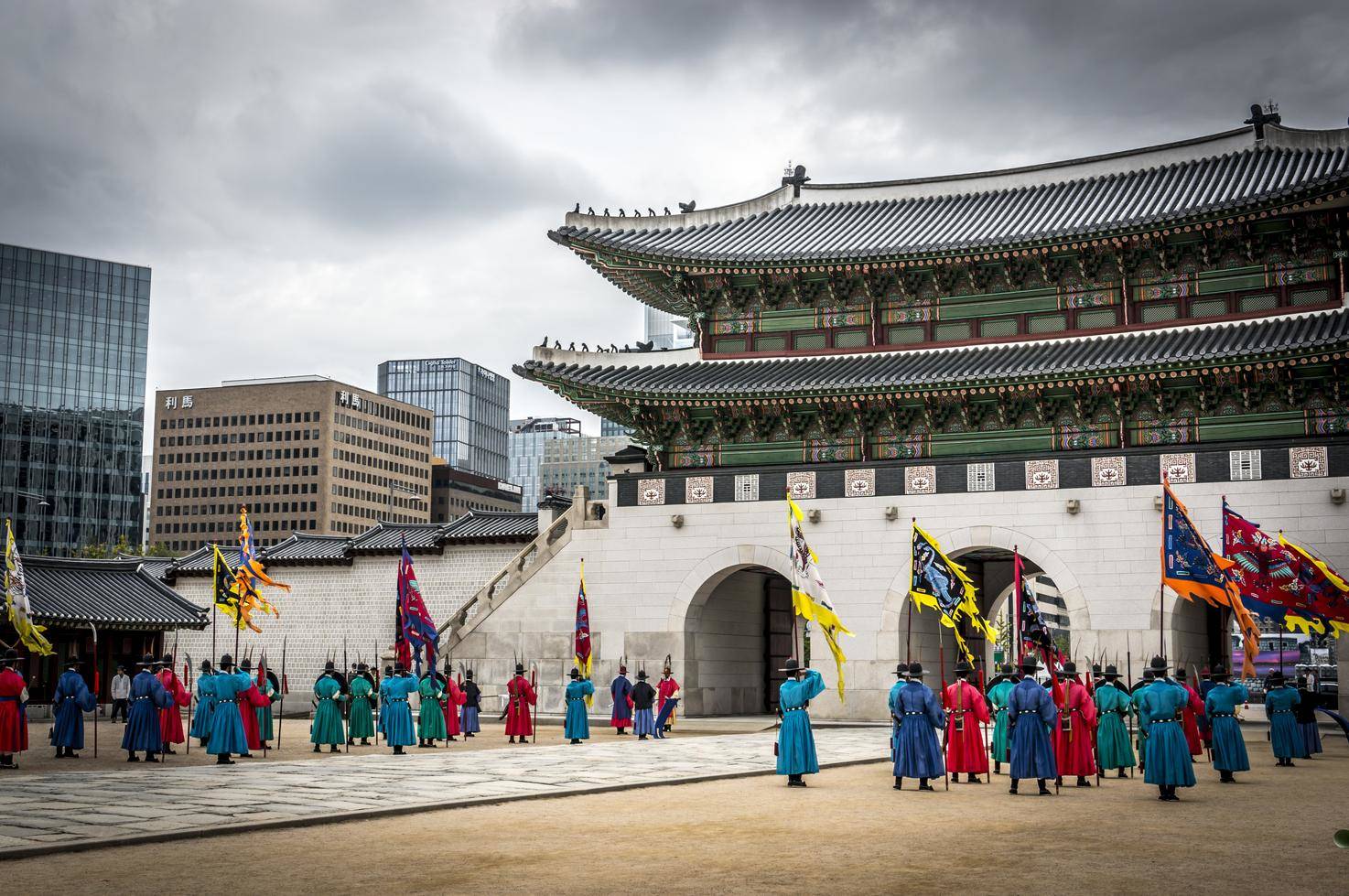 韓国の建物の前に立つ人々のグループ。