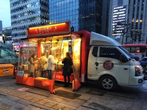 韓国のソウルにある韓国料理トラック。 韓国のソウルにある韓国料理トラック。