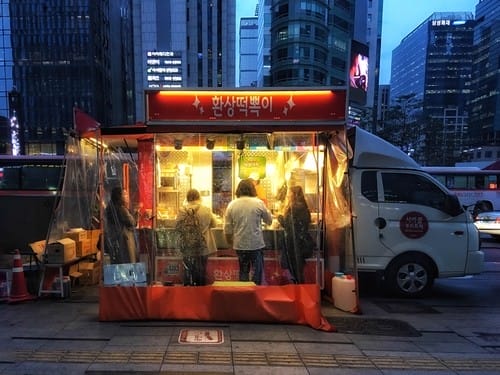 都会の真ん中で食べ物を売る韓国の露天商。 都会の真ん中で食べ物を売る韓国の露天商。