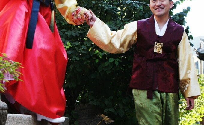韓国文化を代表する伝統的な韓服を着た男女。