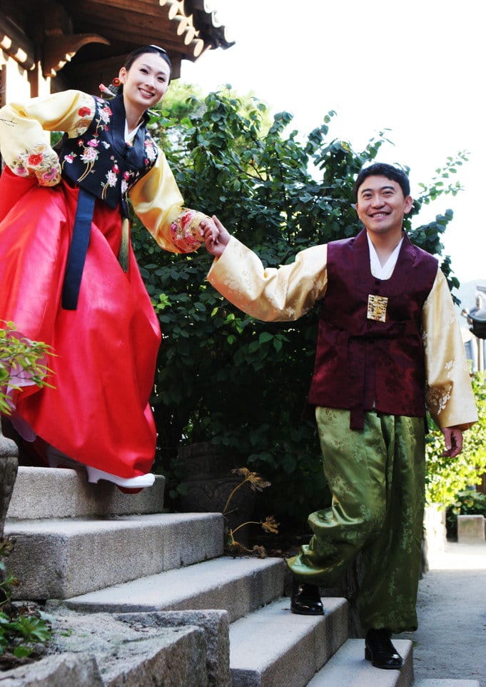 韓国文化を代表する伝統的な韓服を着た男女。