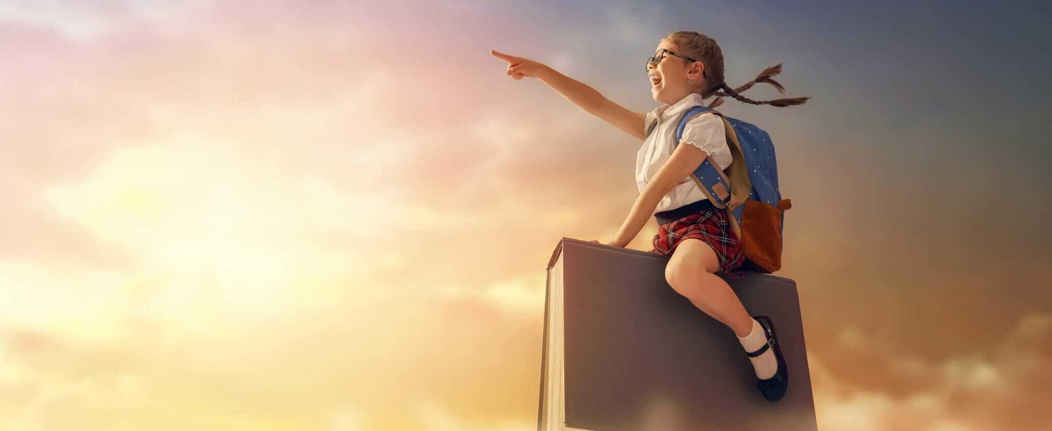 韓国の箱の上に座って空を指差す女の子。 韓国の箱の上に座って空を指差す女の子。