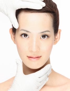 女性が韓国人の医師に顔を整形してもらっている。 女性が韓国人の医師に顔を整形してもらっている。