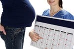 韓国から来た妊婦がカレンダーを持っている。