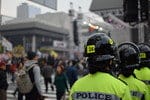 韓国の路上に立つ警察官のグループ。