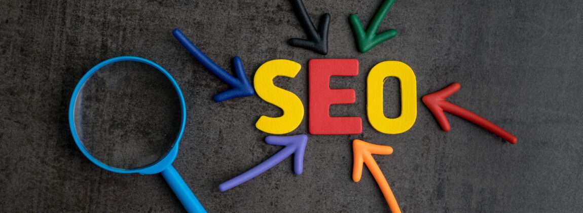 韓国色の矢印と虫眼鏡で囲まれた「seo」という単語。