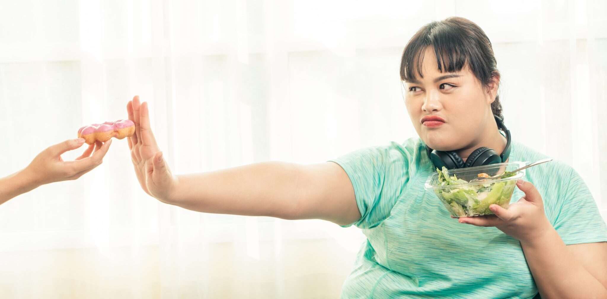 韓国で別の女性にサラダボウルを渡す女性。