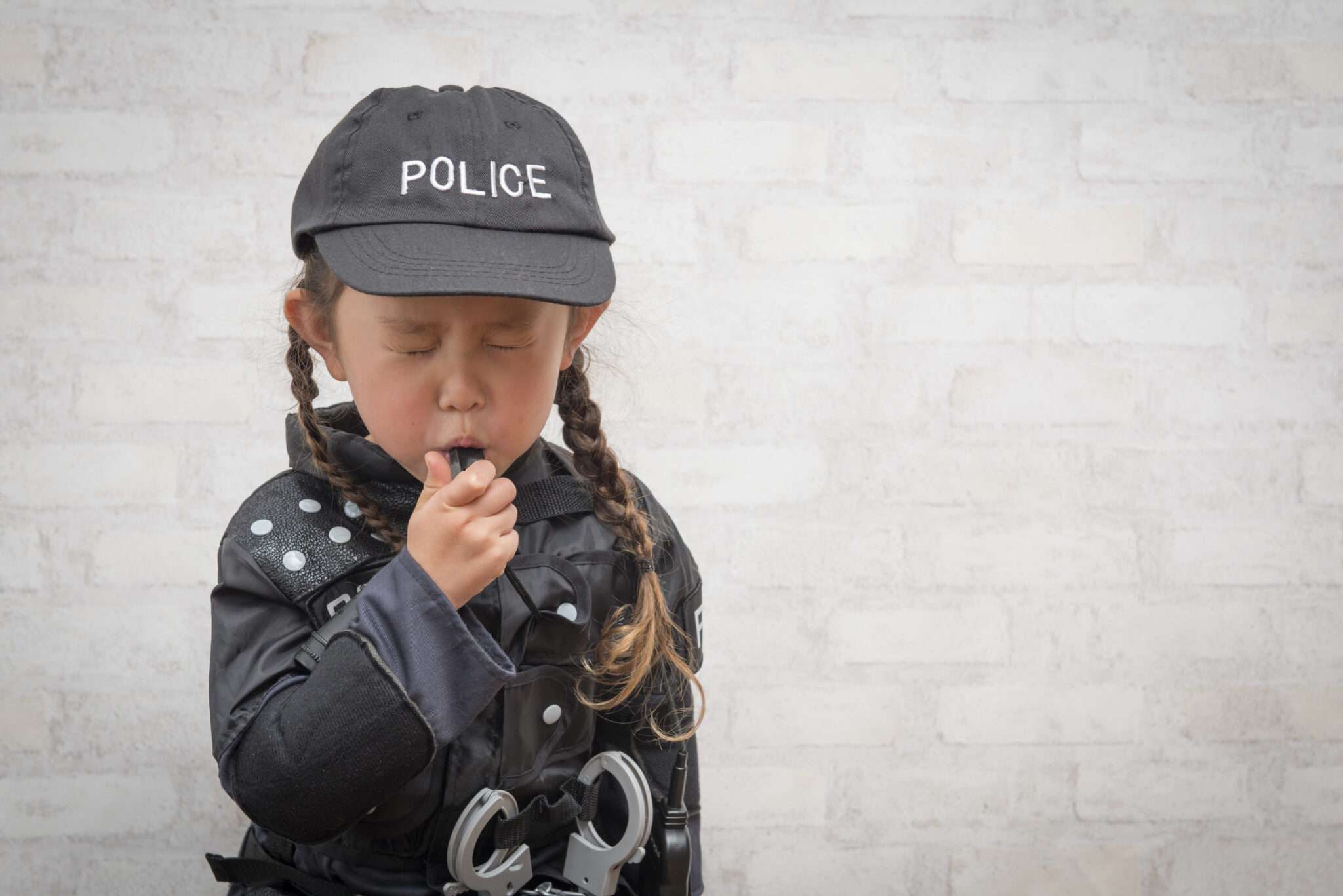韓国で警察の帽子をかぶった少女。
