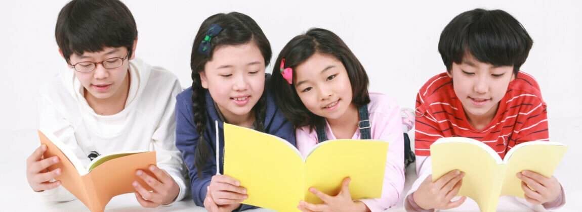 韓国で本を読む子供たちのグループ。