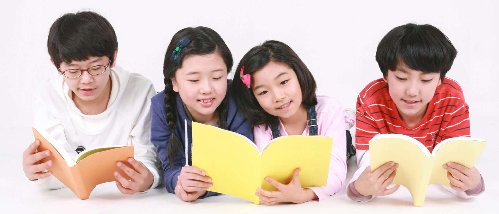 韓国で本を読む子供たちのグループ。