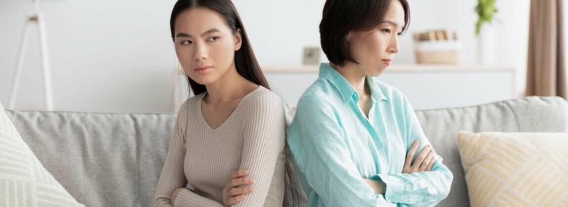 ソファに座っている 2 人の韓国人女性。