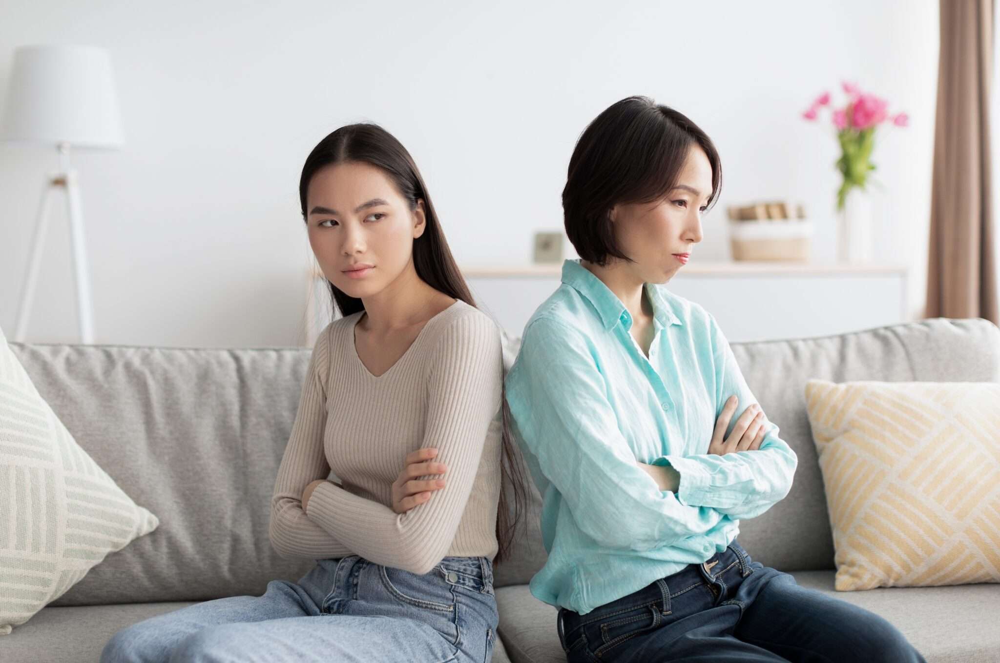 ソファに座っている 2 人の韓国人女性。