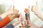 親指を立てて賛同を表明し、表現力を高める人々のグループ。