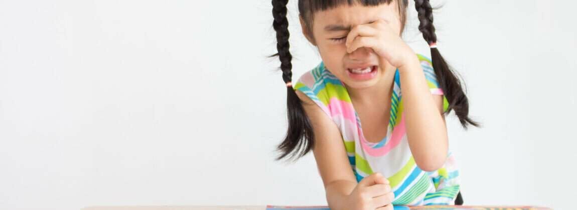 韓国から来た小さな女の子が本を読みながら目を覆っています。 韓国から来た小さな女の子が本を読みながら目を覆っています。