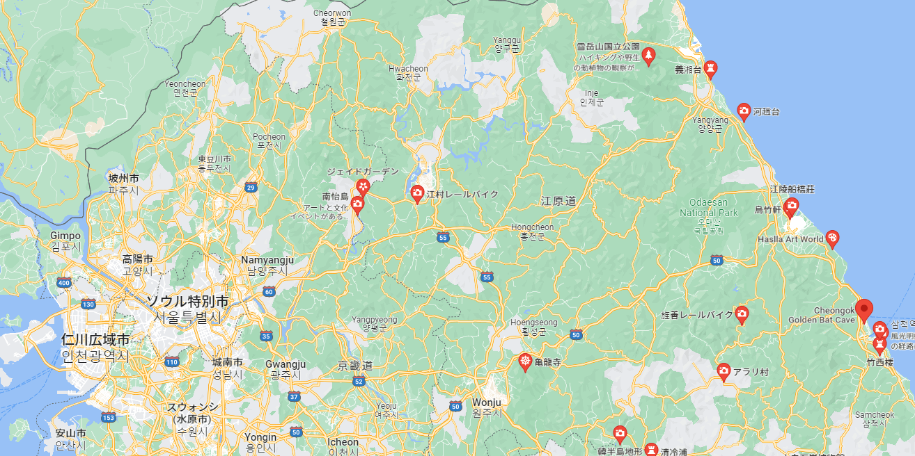 赤いピンが付いた韓国の地図。 赤いピンが付いた韓国の地図。
