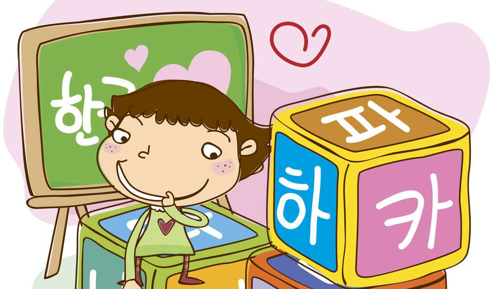 韓国の女の子がブロックを使って遊んでいます。